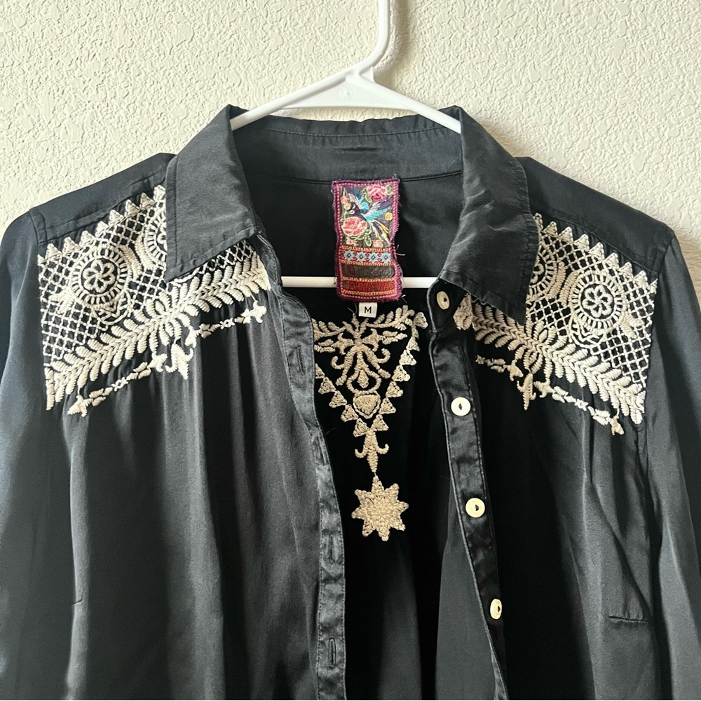 Johnny Was Black Embroidered 100% Silk Western Boho Rodeo Cowgirl Button Up M - Picture 4 of 8